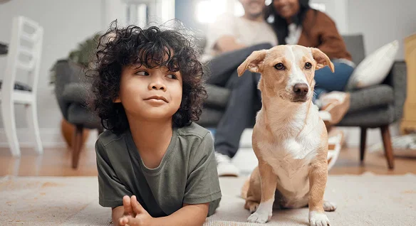 Petit garçon et son chien dans la maison familiale
